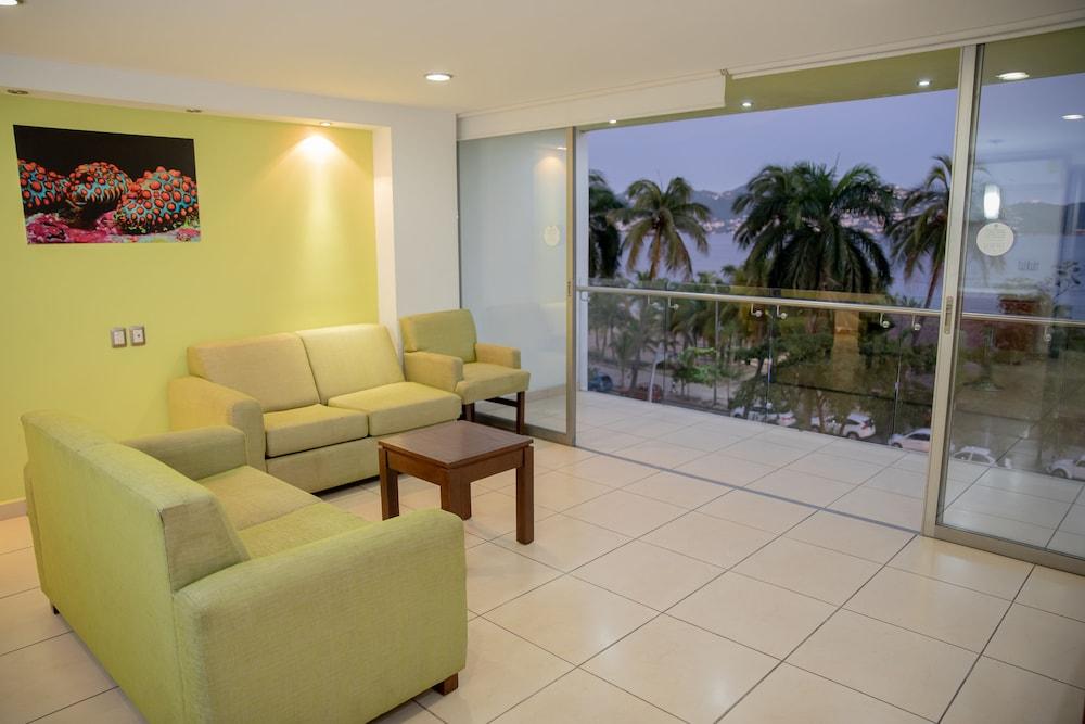 Ramada By Wyndham Acapulco Hotel & Suites Esterno foto