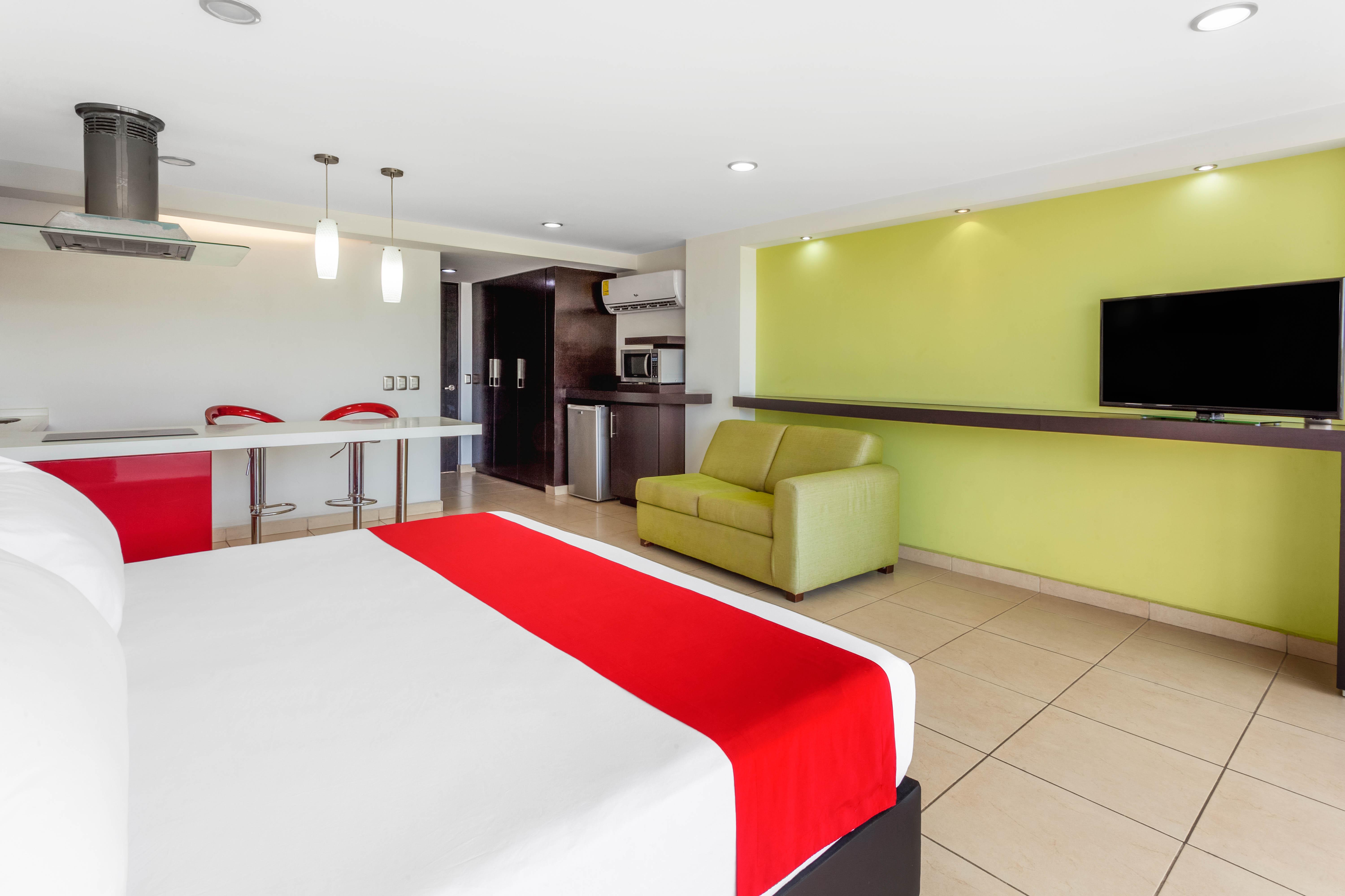 Ramada By Wyndham Acapulco Hotel & Suites Esterno foto