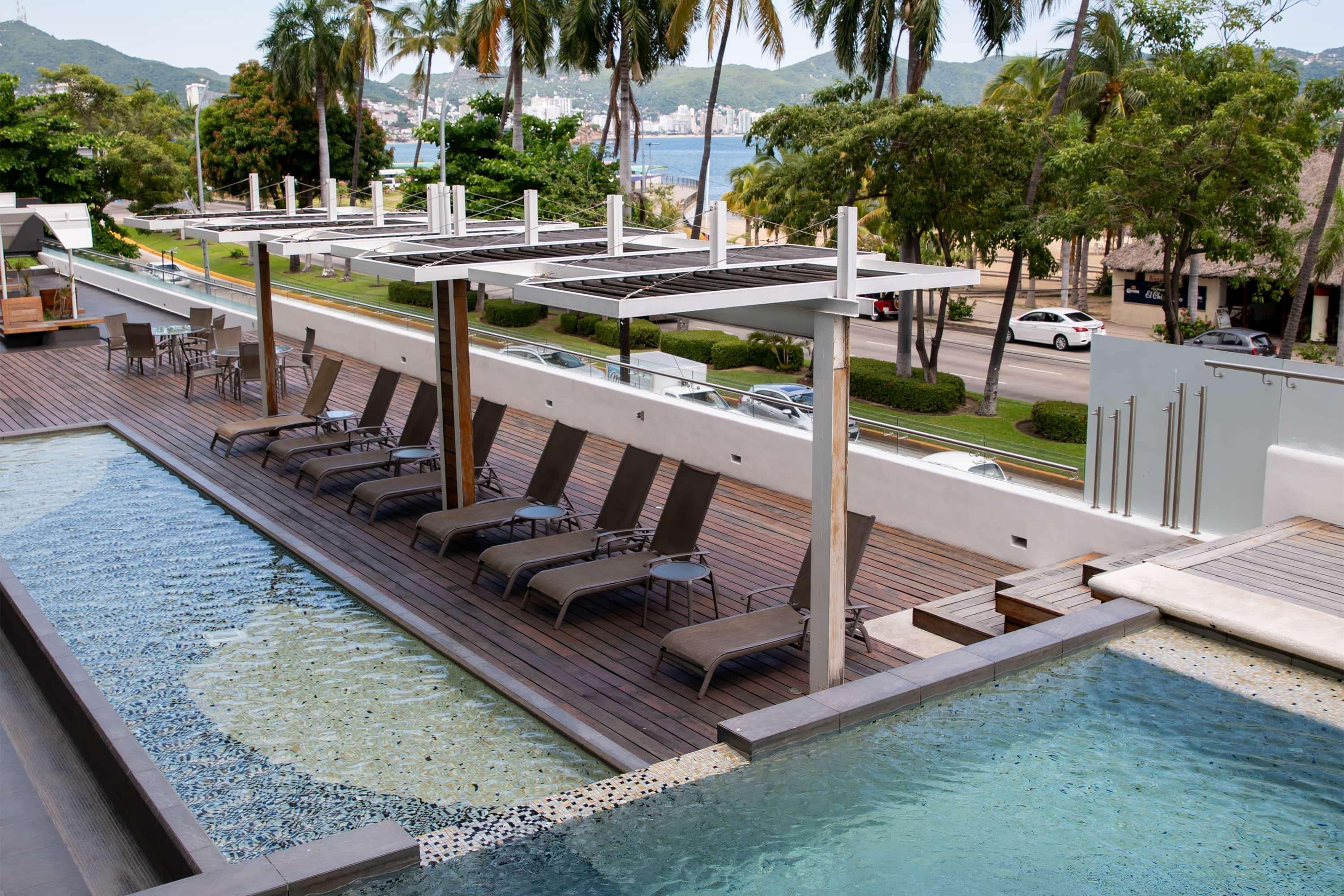 Ramada By Wyndham Acapulco Hotel & Suites Esterno foto