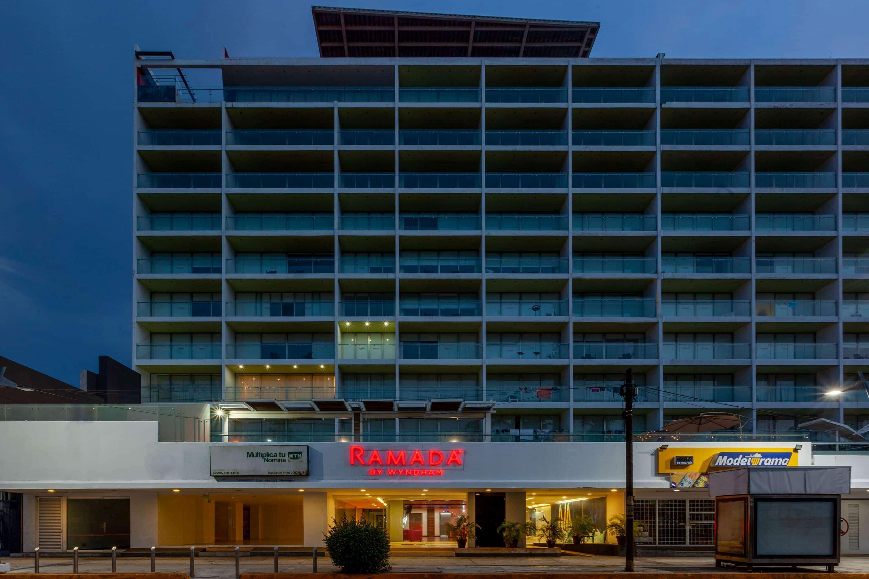 Ramada By Wyndham Acapulco Hotel & Suites Esterno foto