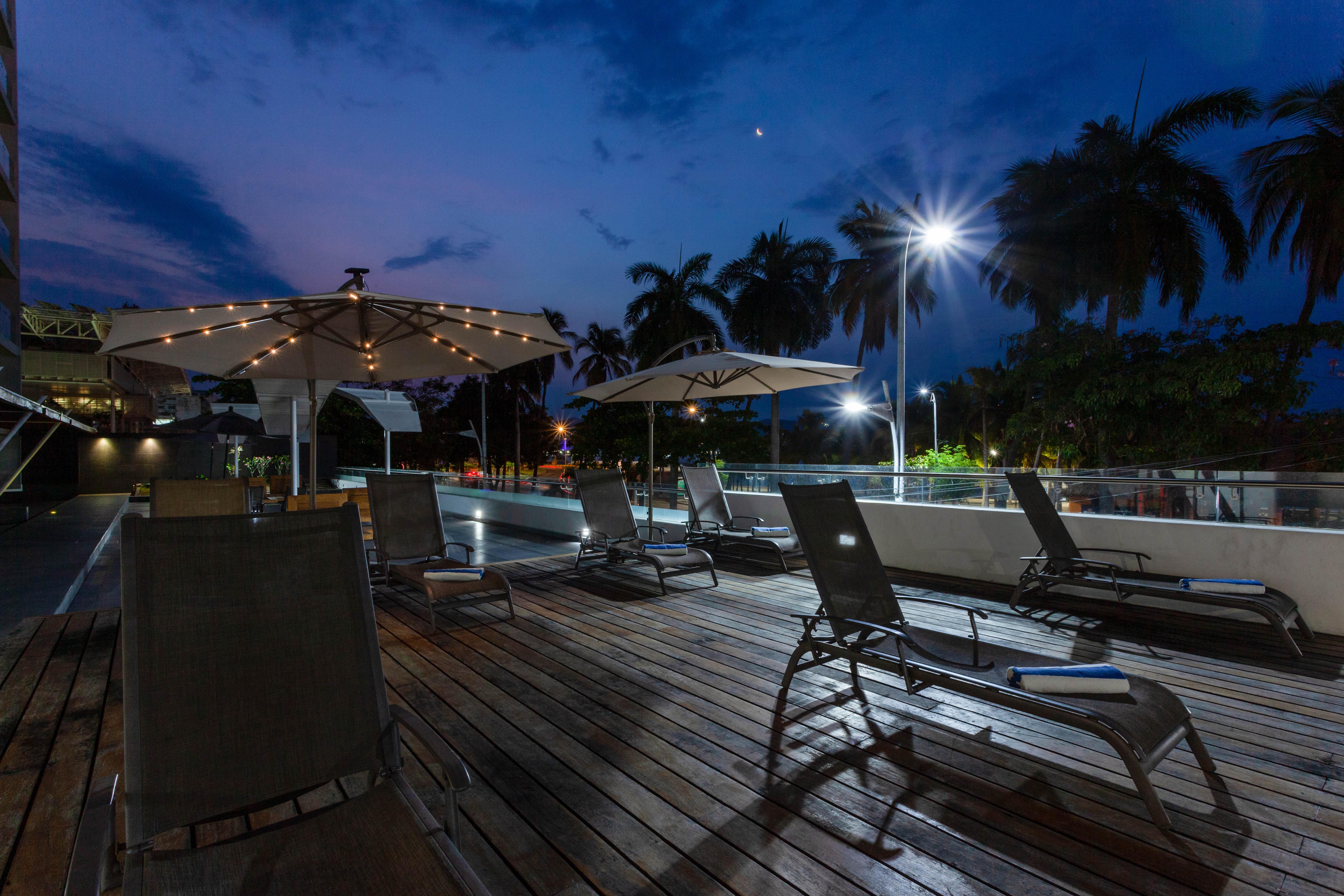 Ramada By Wyndham Acapulco Hotel & Suites Esterno foto