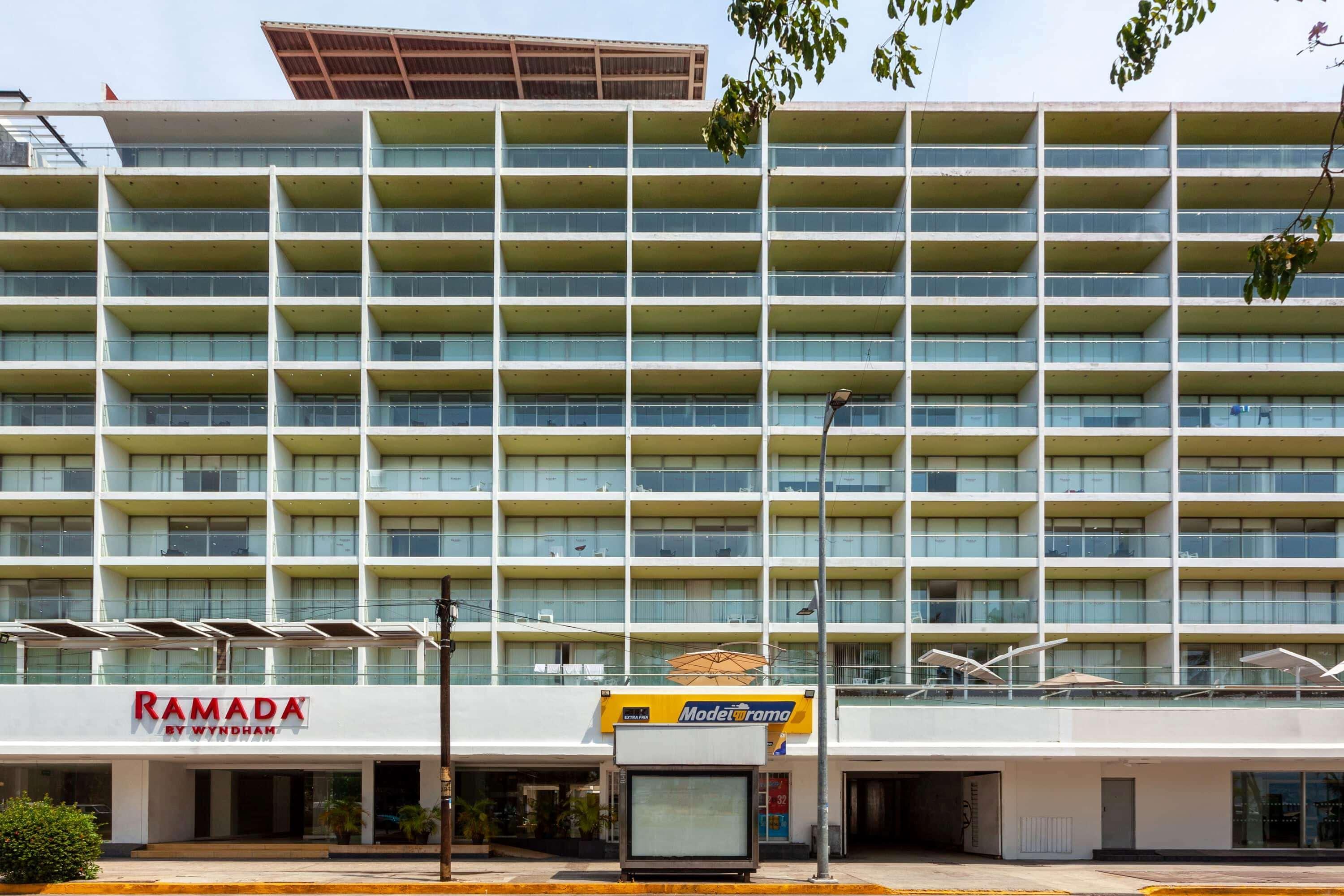 Ramada By Wyndham Acapulco Hotel & Suites Esterno foto