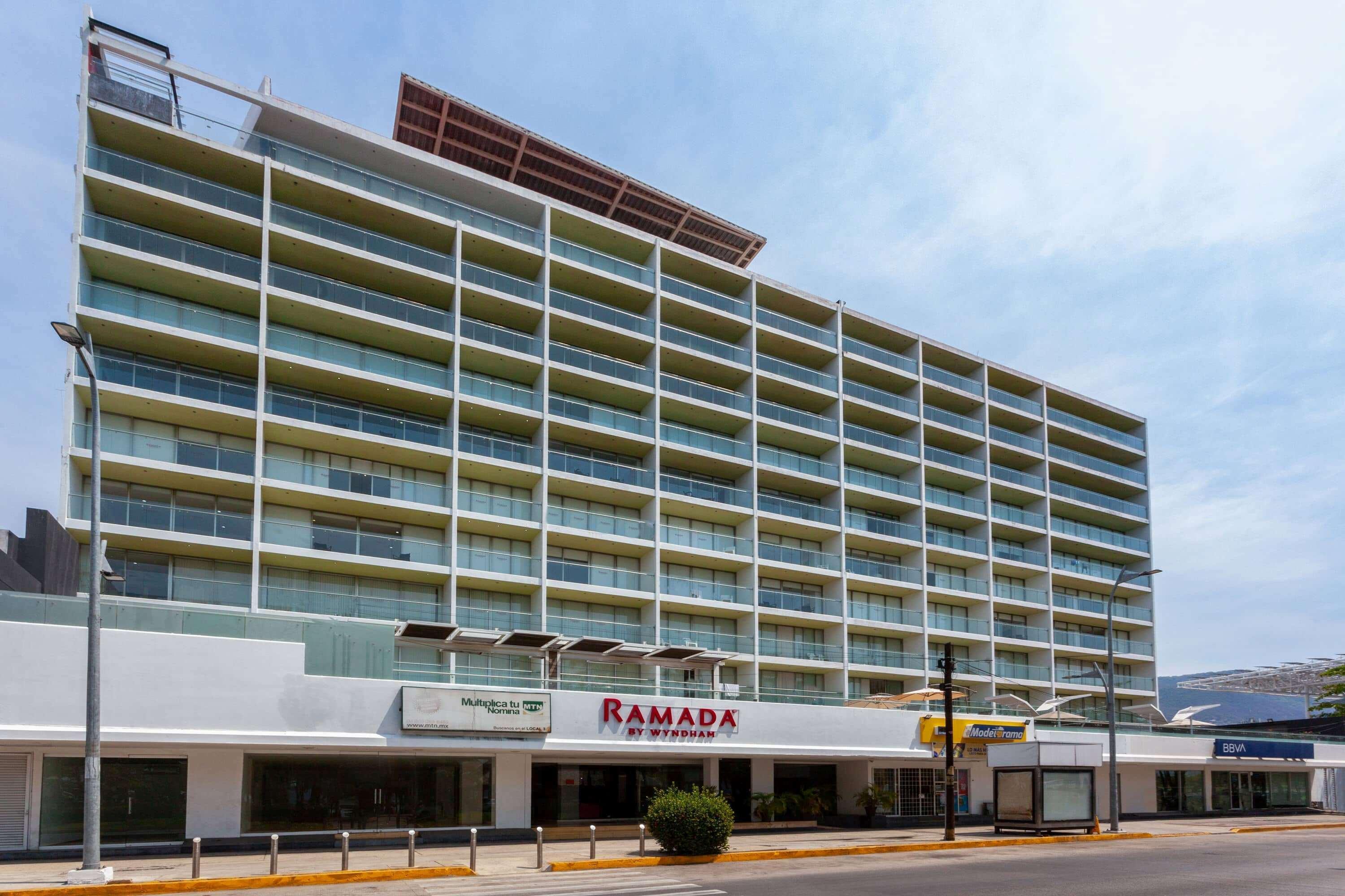 Ramada By Wyndham Acapulco Hotel & Suites Esterno foto