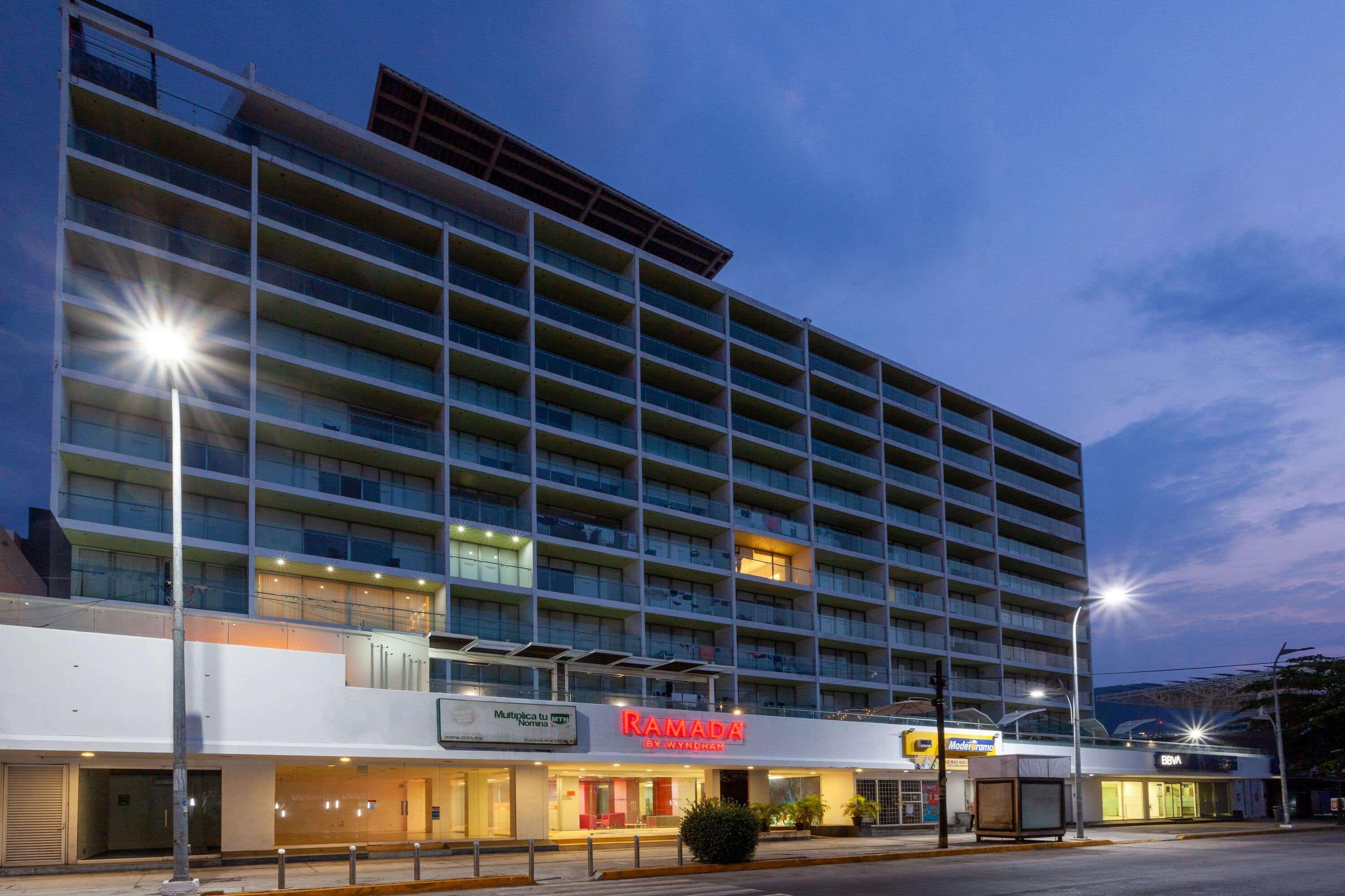 Ramada By Wyndham Acapulco Hotel & Suites Esterno foto