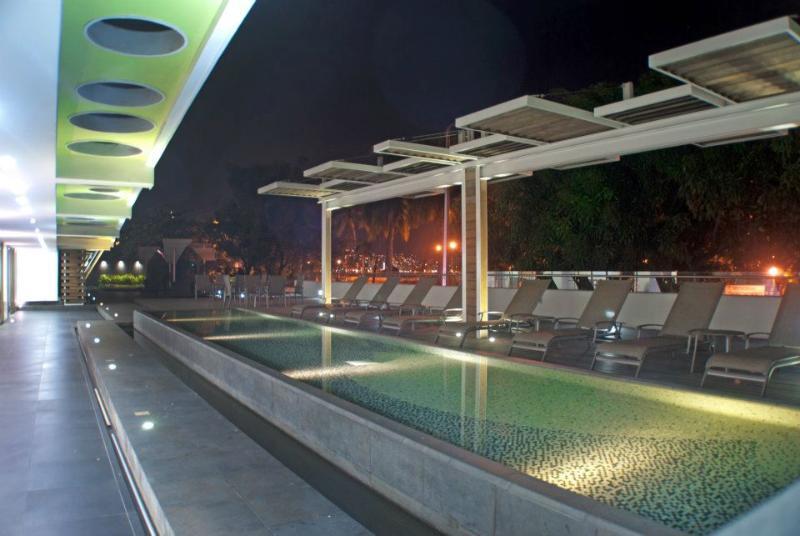 Ramada By Wyndham Acapulco Hotel & Suites Esterno foto