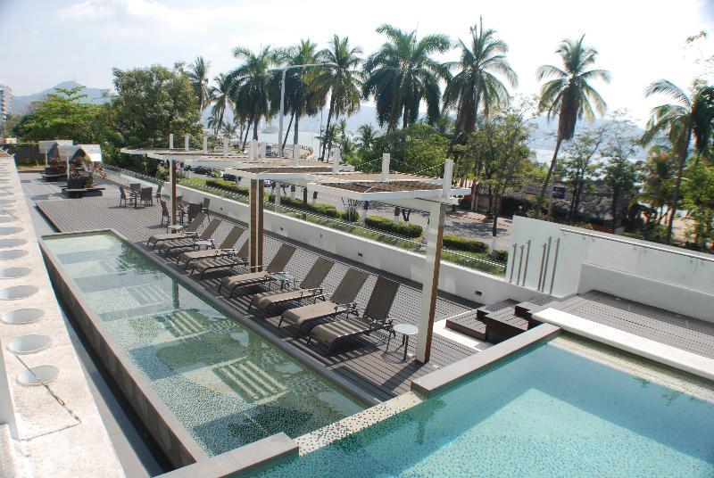 Ramada By Wyndham Acapulco Hotel & Suites Esterno foto