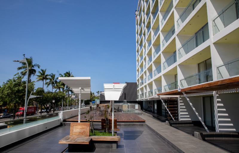 Ramada By Wyndham Acapulco Hotel & Suites Esterno foto